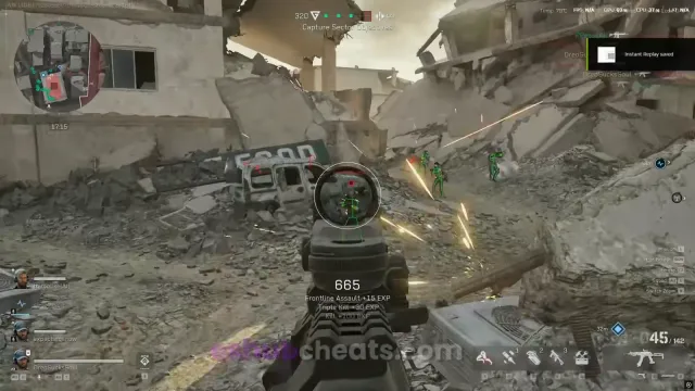 Delta Force-Nachtsichtszene mit skelettierten ESP-, PMC- und Scav-Etiketten und Zählerständen, die durch Innenwände sichtbar sind.