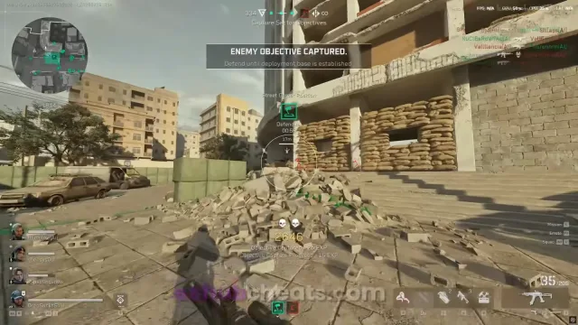 Delta Force-Egoperspektive mit Spieler-ESP, der rot hervorgehobene Figuren, Skelettumrisse und Entfernungsmarkierungen in einem sonnenbeschienenen Industriehof zeigt.